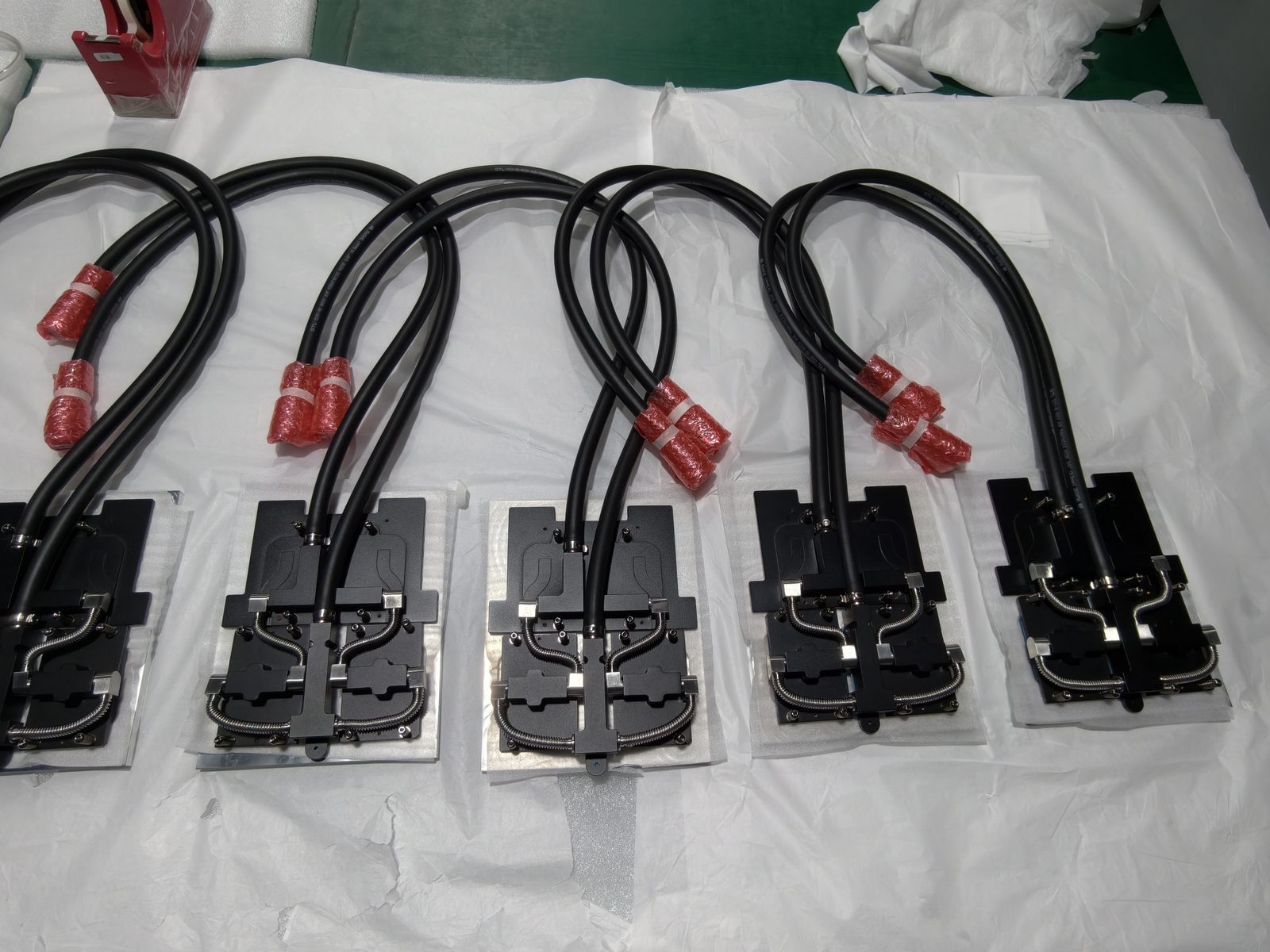 GB200 液冷套件批量装配与包装，东吉热控