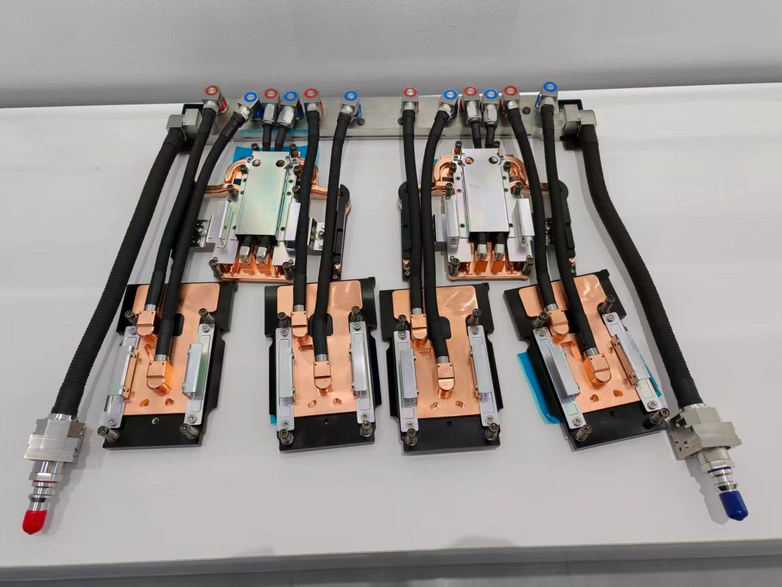 GB300 平台 4 GPU + 2 CPU 液冷套件，紫铜冷板与快插软管，东吉热控实拍